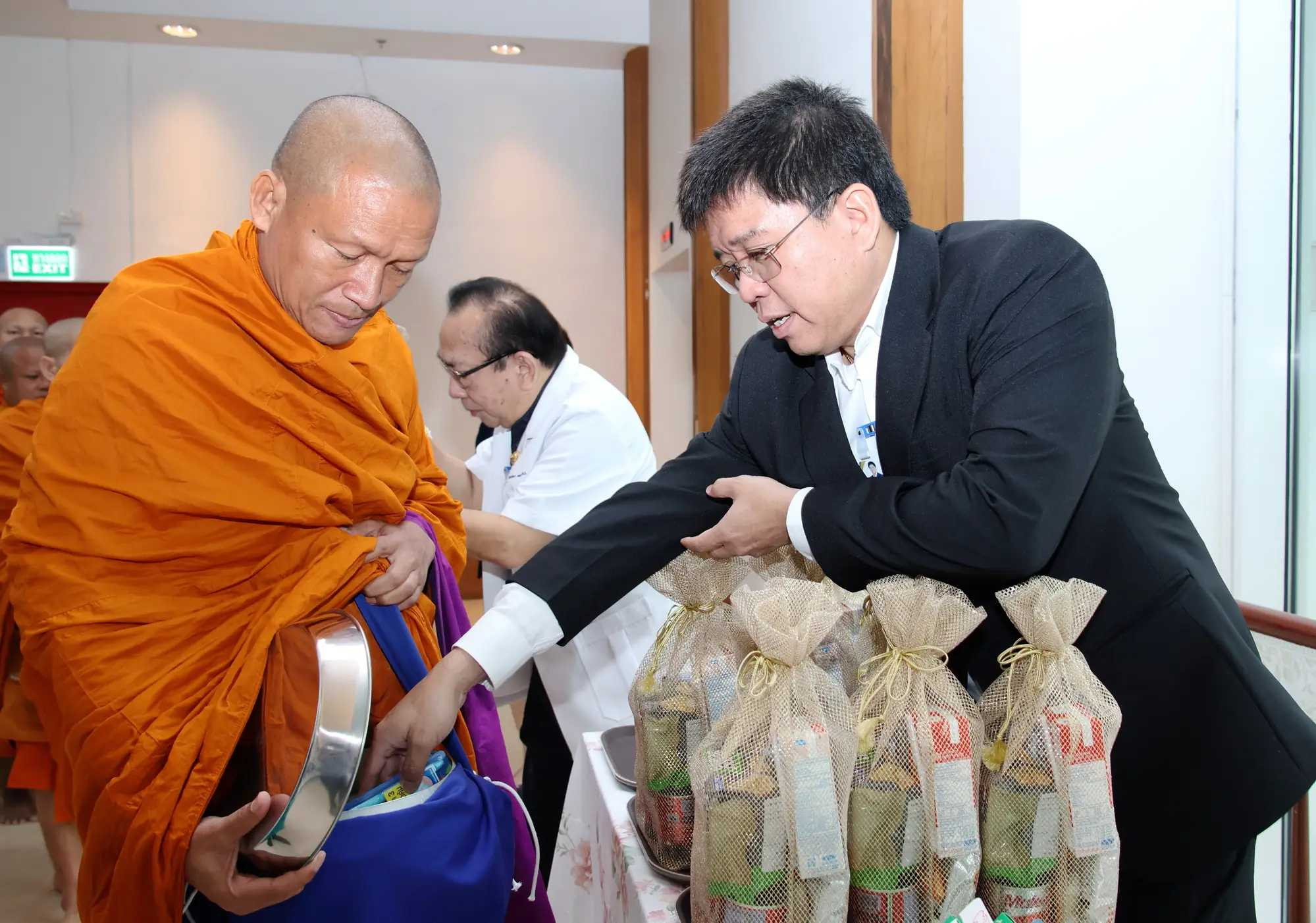 โรงพยาบาลวิชัยยุทธจัดพิธีทำบุญตักบาตรพระสงฆ์