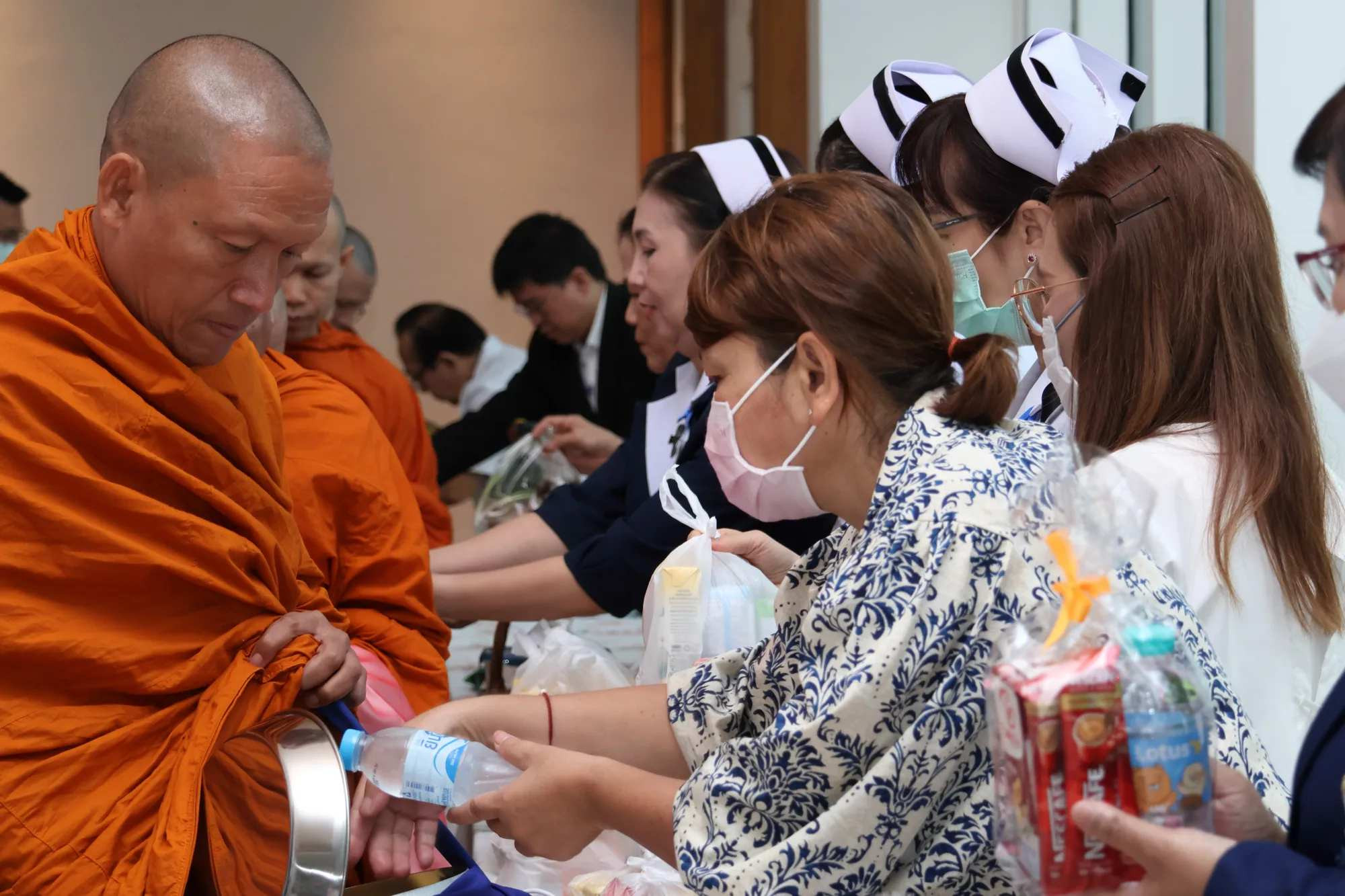 พิธีทำบุญตักบาตรพระสงฆ์