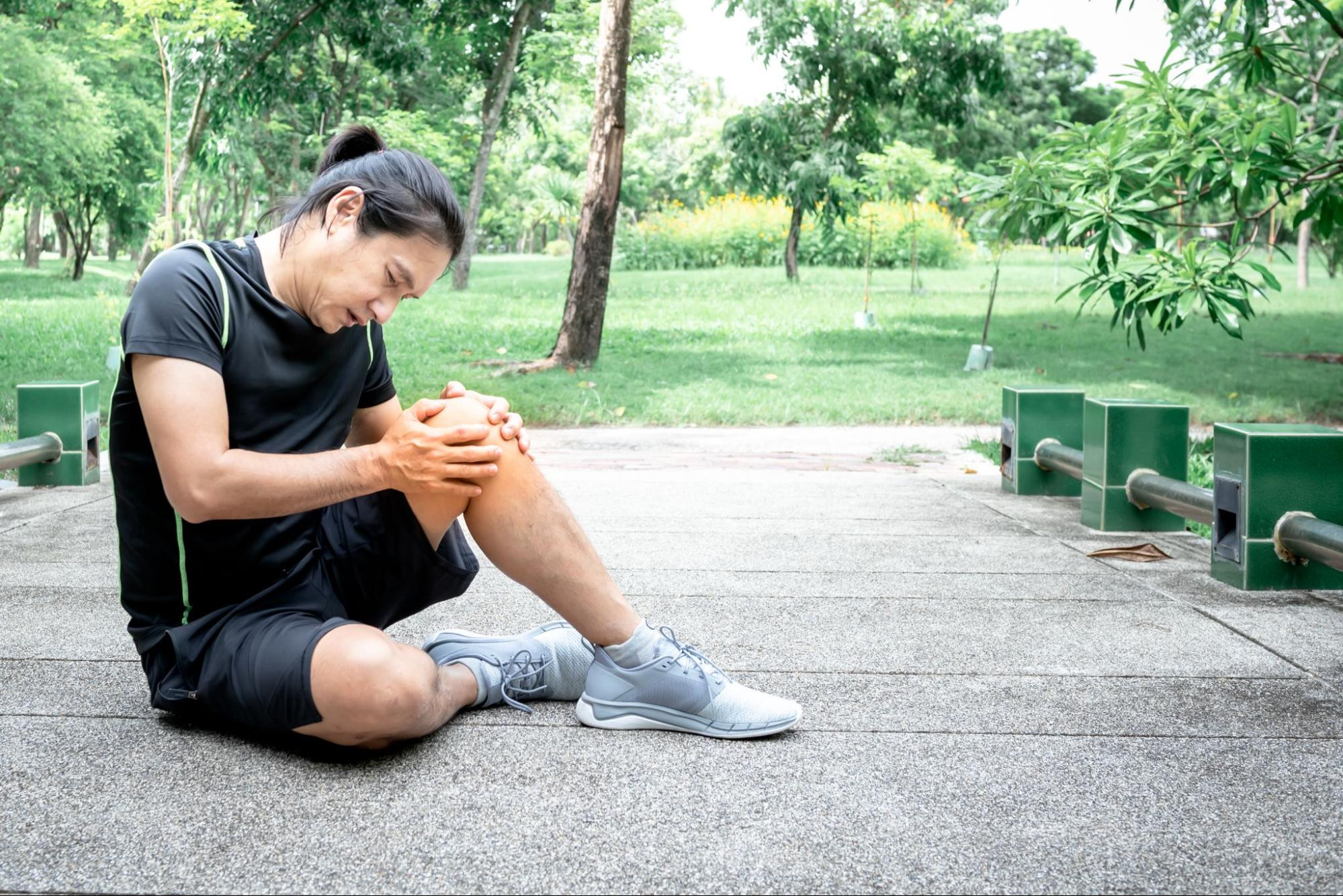 ปวดเข่าแบบไหน ต้องพบแพทย์ทันที