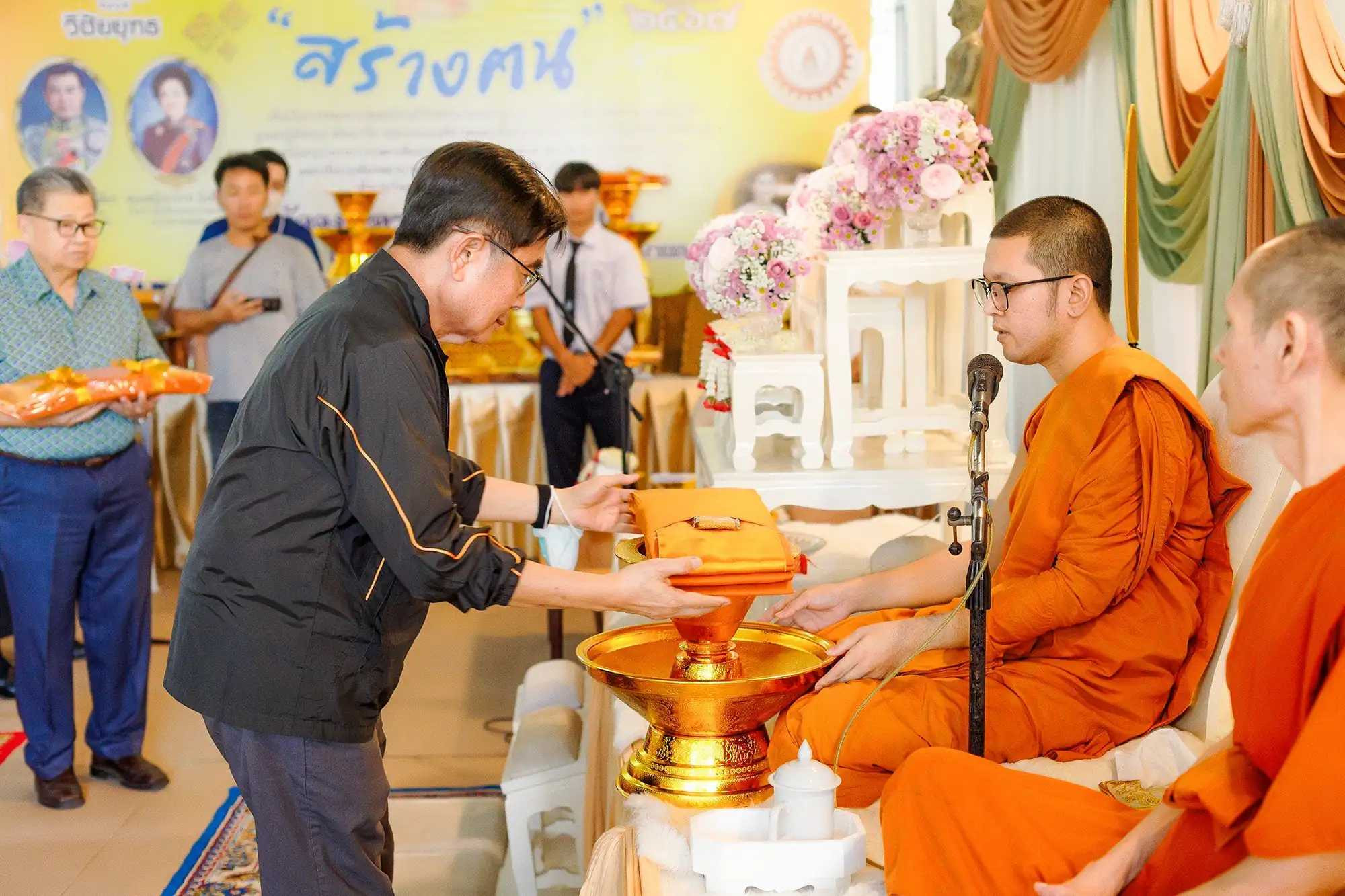 แพทย์ถวายผ้าไตร