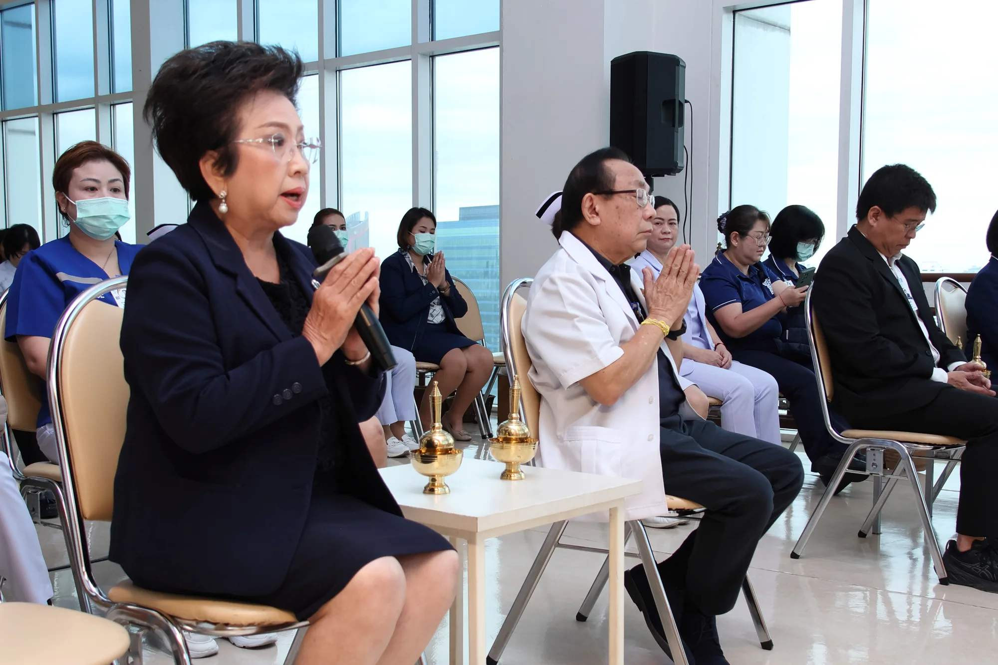 ตักบาตรพระสงฆ์
