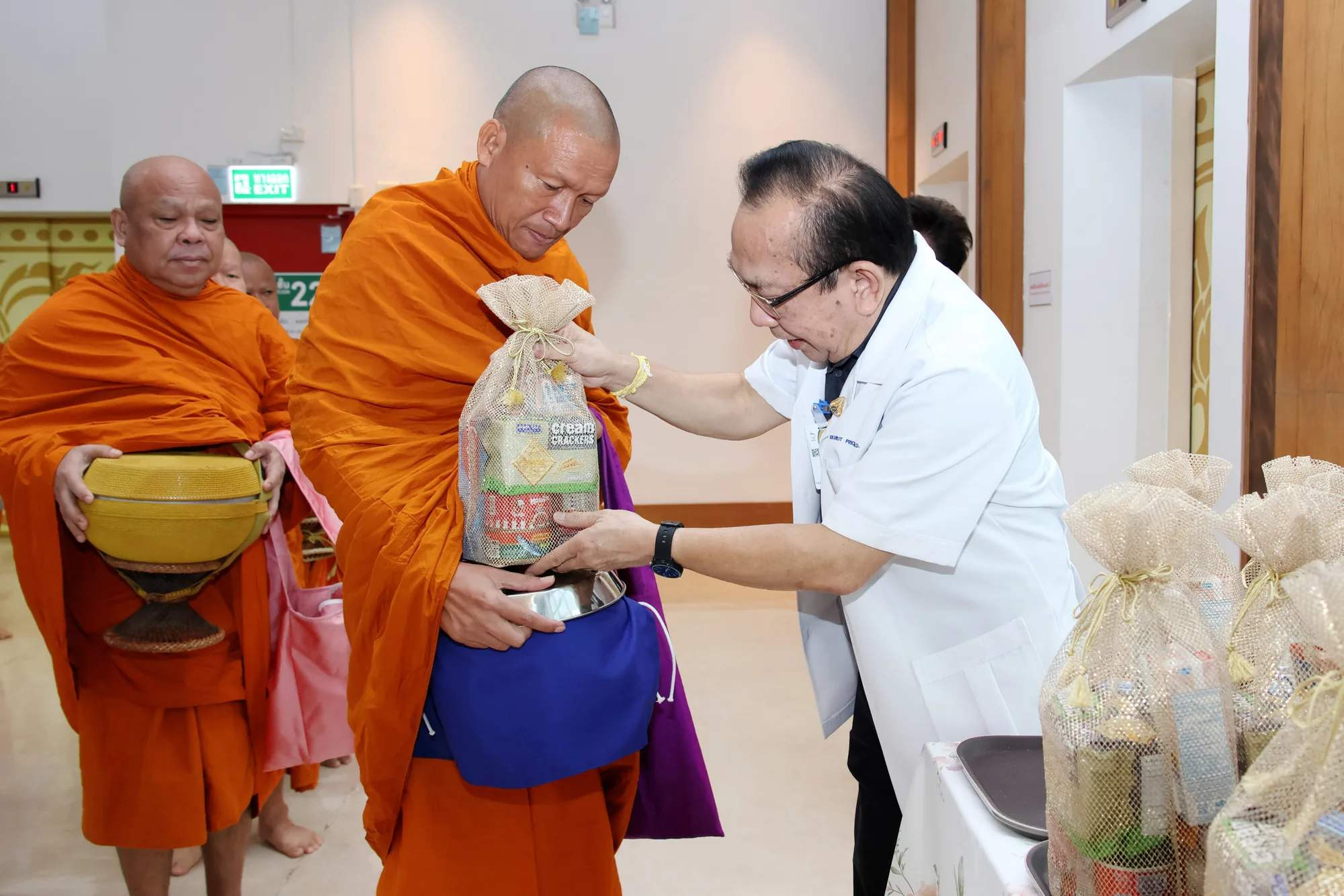 ทีมแพทย์ใส่บาตร