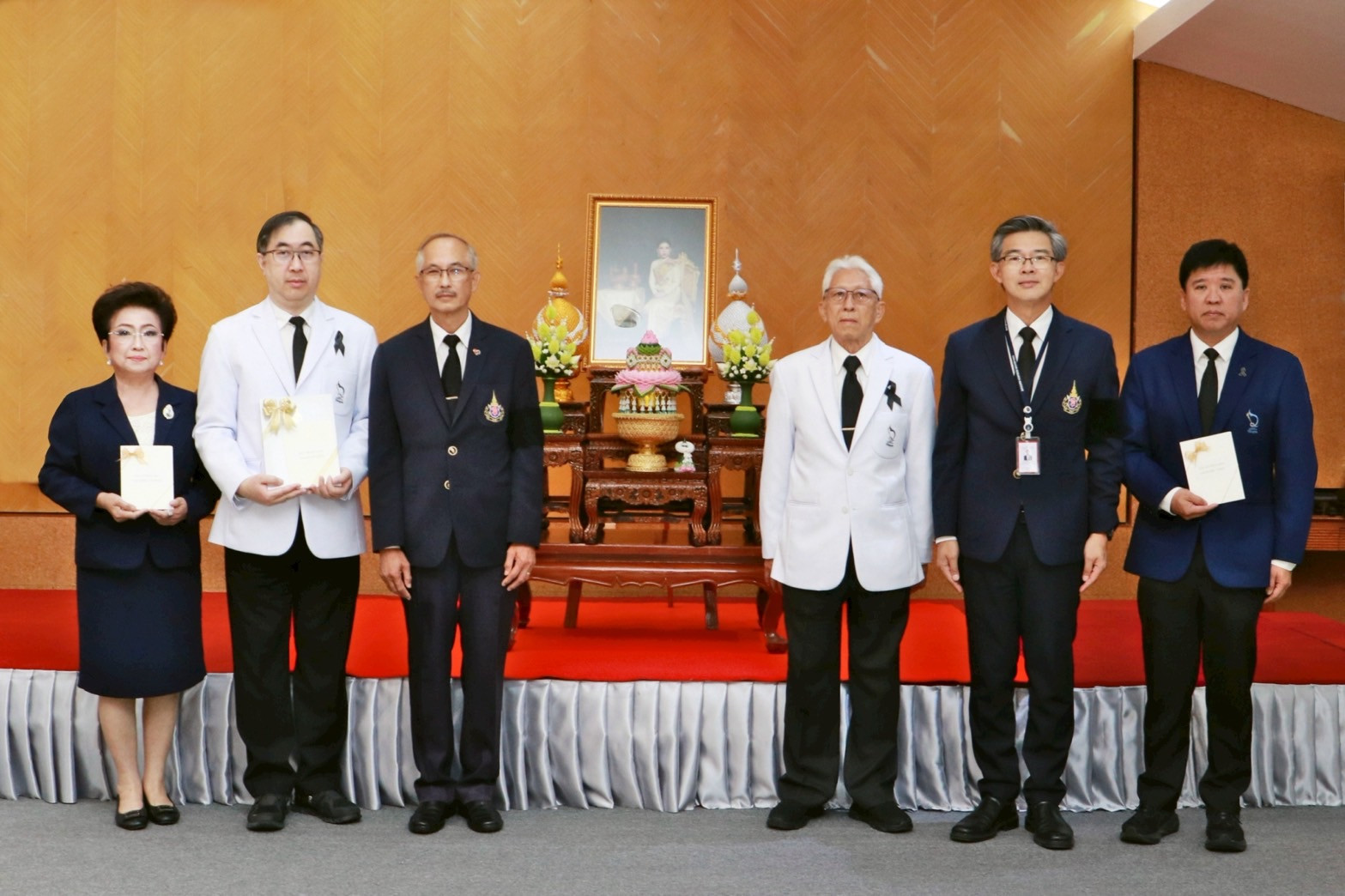 โรงพยาบาลวิชัยยุทธ รับมอบ ส.ค.ส.